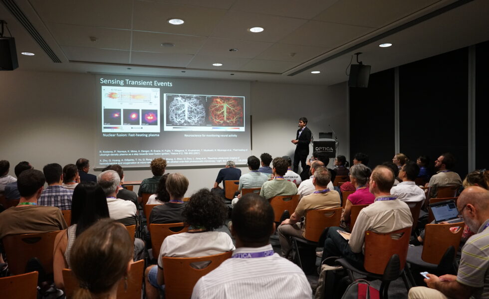 Nelson Díaz en conferencia de optica